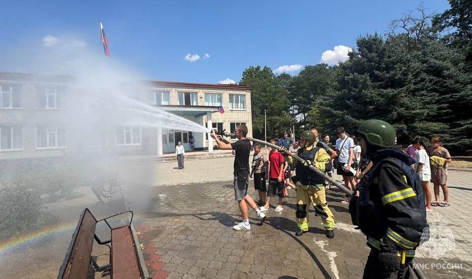 Праздник безопасности: дети узнали о работе спасателей Праздник безопасности: дети узнали о работе спасателей