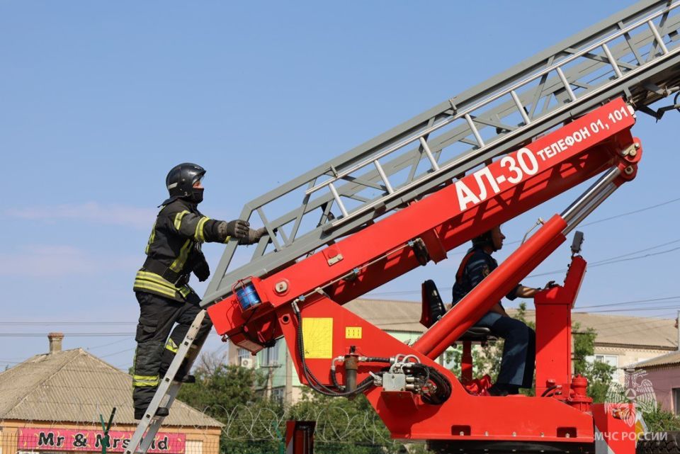 Высота — не помеха. В 1 пожарно-спасательной части Геническ состоялись тренировки, направленные на повышение скоростных и качественных характеристик работы с автолестницей Высота — не помеха. В 1 пожарно-спасательной части Геническ состоялись тренировки, направленные на повышение скоростных и качественных характеристик работы с автолестницей