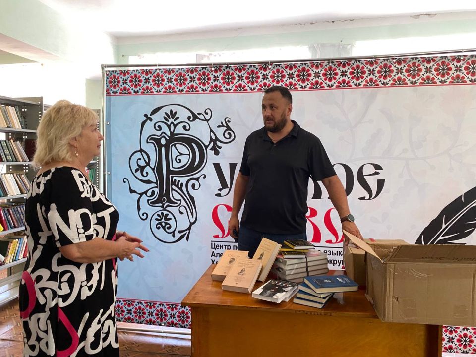 Представители «Единой России» передали в библиотеку села Тарасовка художественную и учебную литературу в рамках гуманитарной миссии партии Представители «Единой России» передали в библиотеку села Тарасовка художественную и учебную литературу в рамках гуманитарной миссии партии