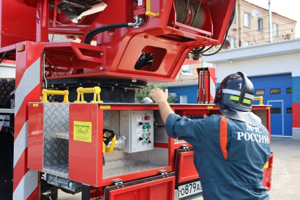 Высота — не помеха. В 1 пожарно-спасательной части Геническ состоялись тренировки, направленные на повышение скоростных и качественных характеристик работы с автолестницей