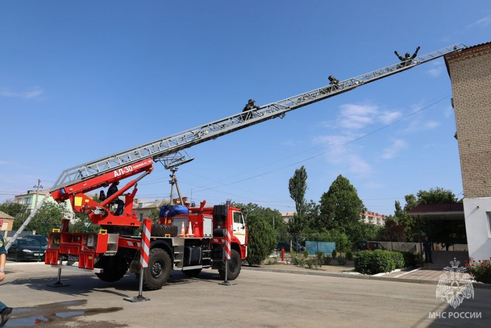 Высота — не помеха. В 1 пожарно-спасательной части Геническ состоялись тренировки, направленные на повышение скоростных и качественных характеристик работы с автолестницей Высота — не помеха. В 1 пожарно-спасательной части Геническ состоялись тренировки, направленные на повышение скоростных и качественных характеристик работы с автолестницей