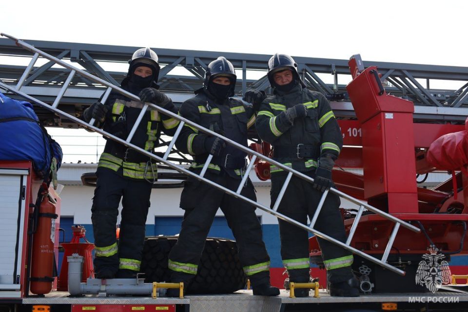 Высота — не помеха. В 1 пожарно-спасательной части Геническ состоялись тренировки, направленные на повышение скоростных и качественных характеристик работы с автолестницей Высота — не помеха. В 1 пожарно-спасательной части Геническ состоялись тренировки, направленные на повышение скоростных и качественных характеристик работы с автолестницей