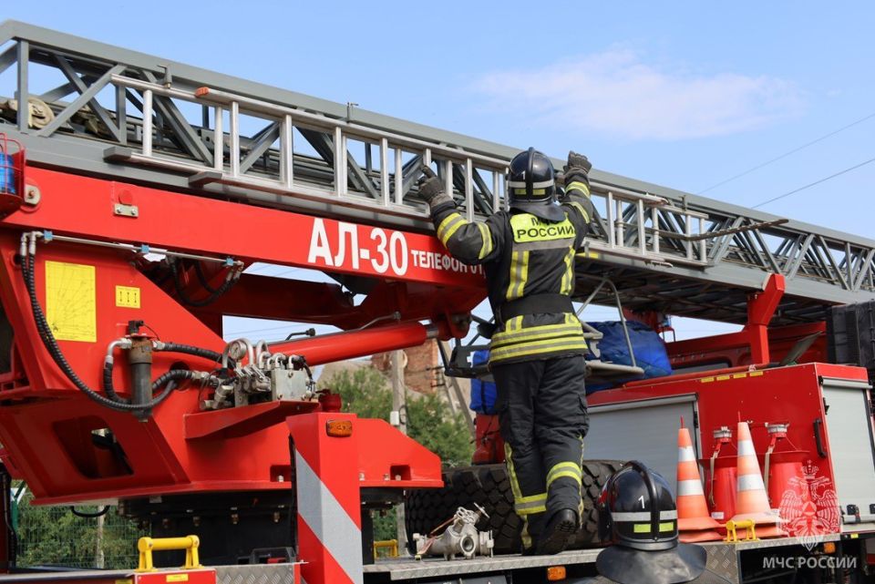 Высота — не помеха. В 1 пожарно-спасательной части Геническ состоялись тренировки, направленные на повышение скоростных и качественных характеристик работы с автолестницей Высота — не помеха. В 1 пожарно-спасательной части Геническ состоялись тренировки, направленные на повышение скоростных и качественных характеристик работы с автолестницей