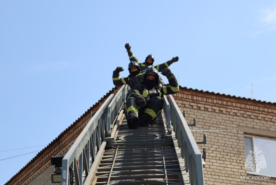 Высота — не помеха. В 1 пожарно-спасательной части Геническ состоялись тренировки, направленные на повышение скоростных и качественных характеристик работы с автолестницей Высота — не помеха. В 1 пожарно-спасательной части Геническ состоялись тренировки, направленные на повышение скоростных и качественных характеристик работы с автолестницей