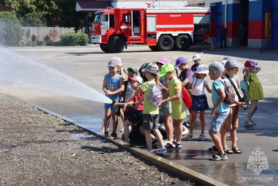 Воспитанники детского сада "Теремок" побывали на экскурсии в первой пожарно-спасательной части Воспитанники детского сада "Теремок" побывали на экскурсии в первой пожарно-спасательной части