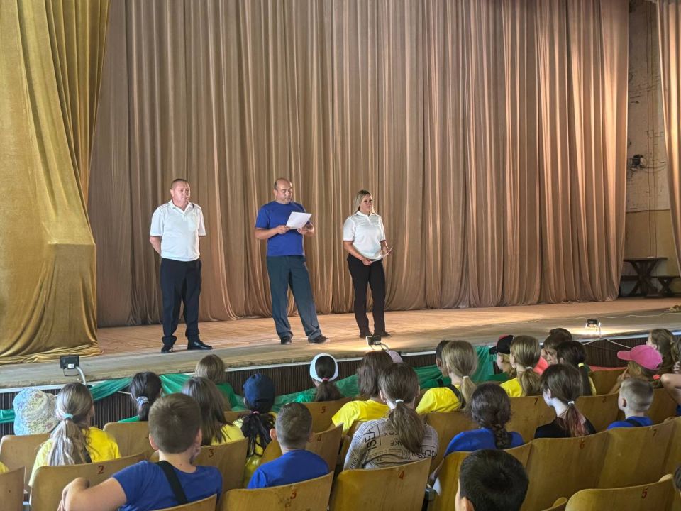 Транспортные полицейские Запорожья провели «Урок безопасности» для детей из новых регионов в бердянском лагере