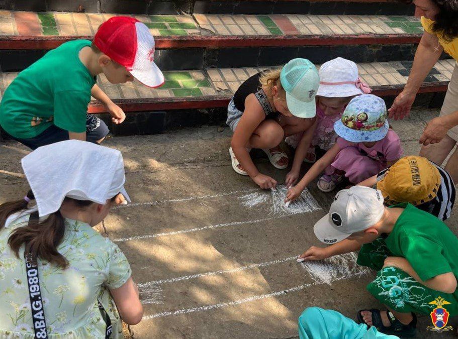 В Херсонской области госавтоинспекторы провели занятие с дошкольниками в Каланчакском муниципальном округе В Херсонской области госавтоинспекторы провели занятие с дошкольниками в Каланчакском муниципальном округе