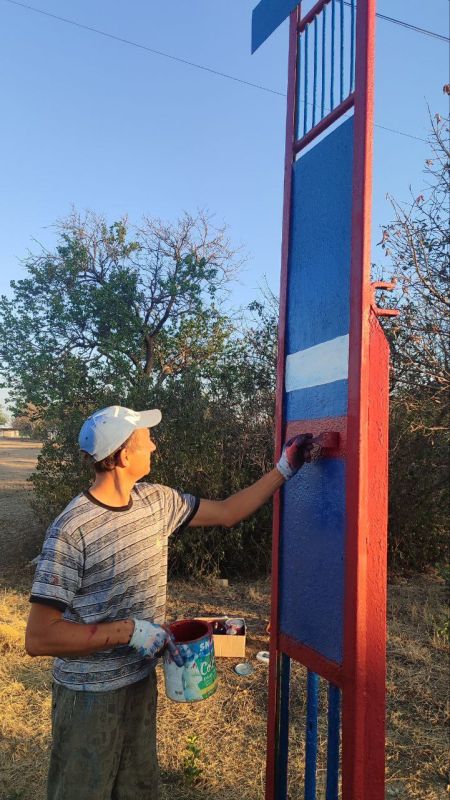 Члены первичного отделения партии «Единая Россия» проявили инициативу и активную гражданскую позицию, приняв участие в акции «Сделаем село краше» Члены первичного отделения партии «Единая Россия» проявили инициативу и активную гражданскую позицию, приняв участие в акции «Сделаем село краше»