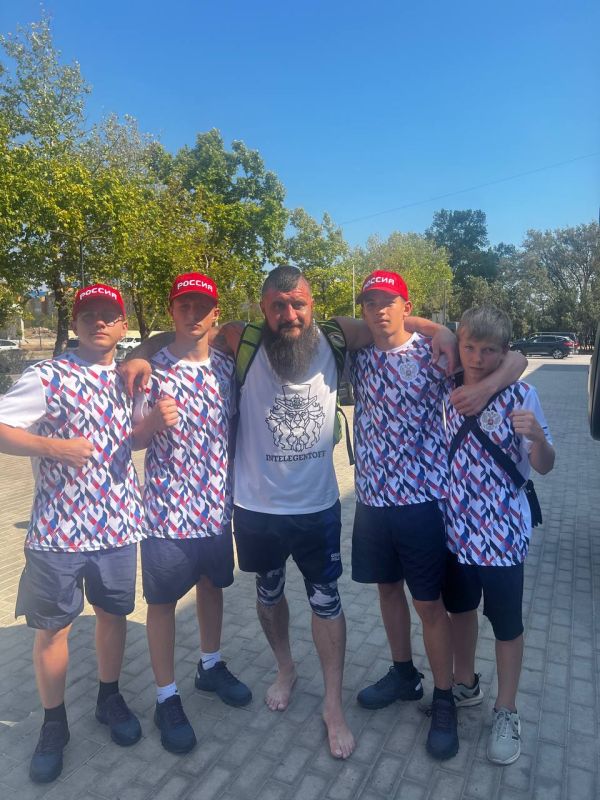Херсонские спортсмены побывали на профессиональных боях по боксу в Евпатории Херсонские спортсмены побывали на профессиональных боях по боксу в Евпатории
