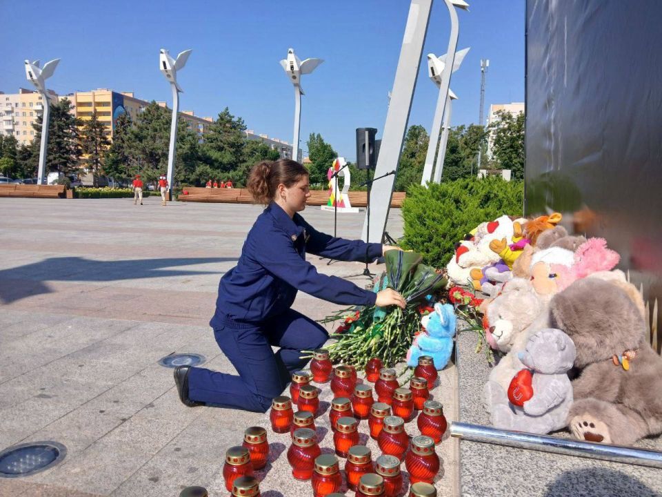 Сегодня день, когда мы с глубокой печалью вспоминаем юные жизни, оборвавшиеся в трагических событиях на Донбассе Сегодня день, когда мы с глубокой печалью вспоминаем юные жизни, оборвавшиеся в трагических событиях на Донбассе