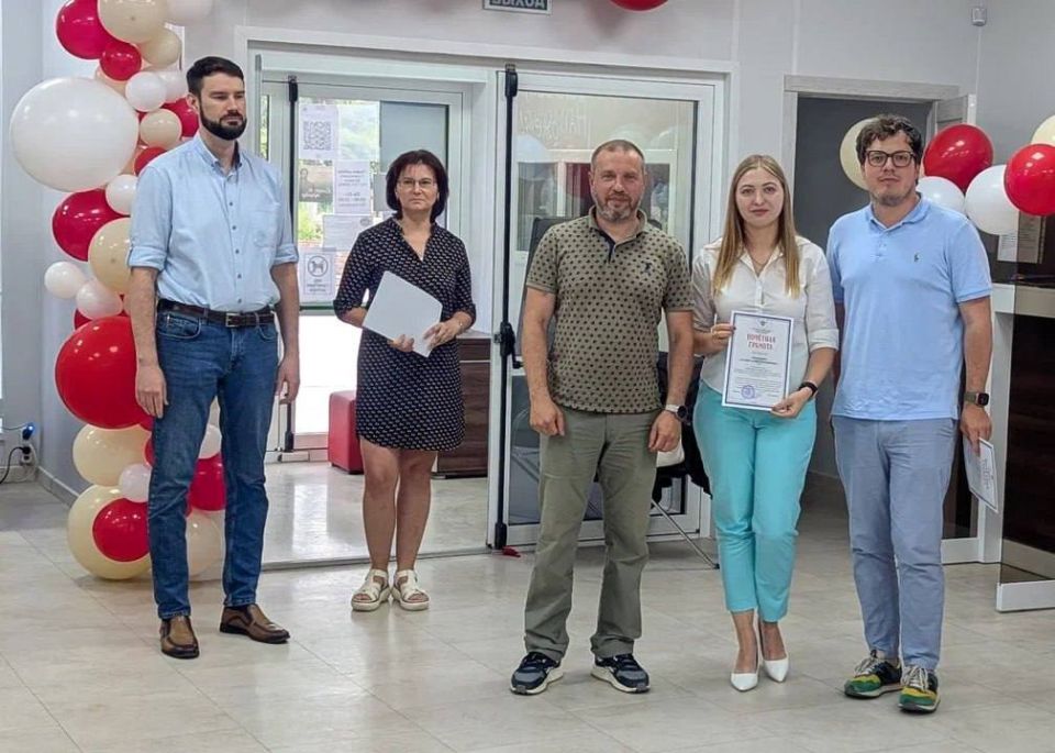 Сотрудники МФЦ Херсонской области получили грамоты за добросовестный труд Сотрудники МФЦ Херсонской области получили грамоты за добросовестный труд