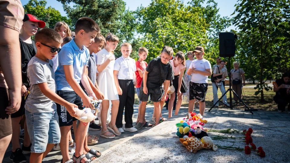 В Херсонской области почтили память детей, погибших на Донбассе В Херсонской области почтили память детей, погибших на Донбассе