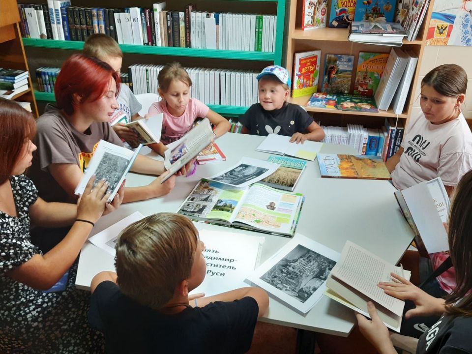 Крещение Руси: исторические часы, книжные выставки и викторины Крещение Руси: исторические часы, книжные выставки и викторины