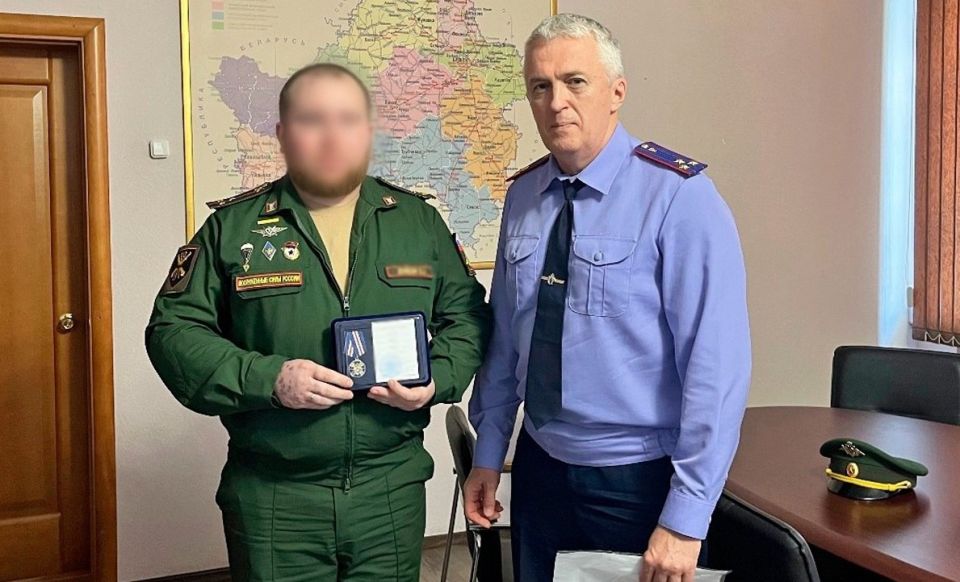 По поручению Председателя Следственного комитета России А.И. Бастрыкина в Брянске участнику СВО вручена ведомственная медаль «Доблесть и отвага»