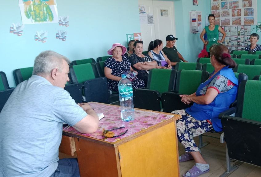 В населенных пунктах Маркеев, Питомник и Ильинка прошел личный прием граждан В населенных пунктах Маркеев, Питомник и Ильинка прошел личный прием граждан