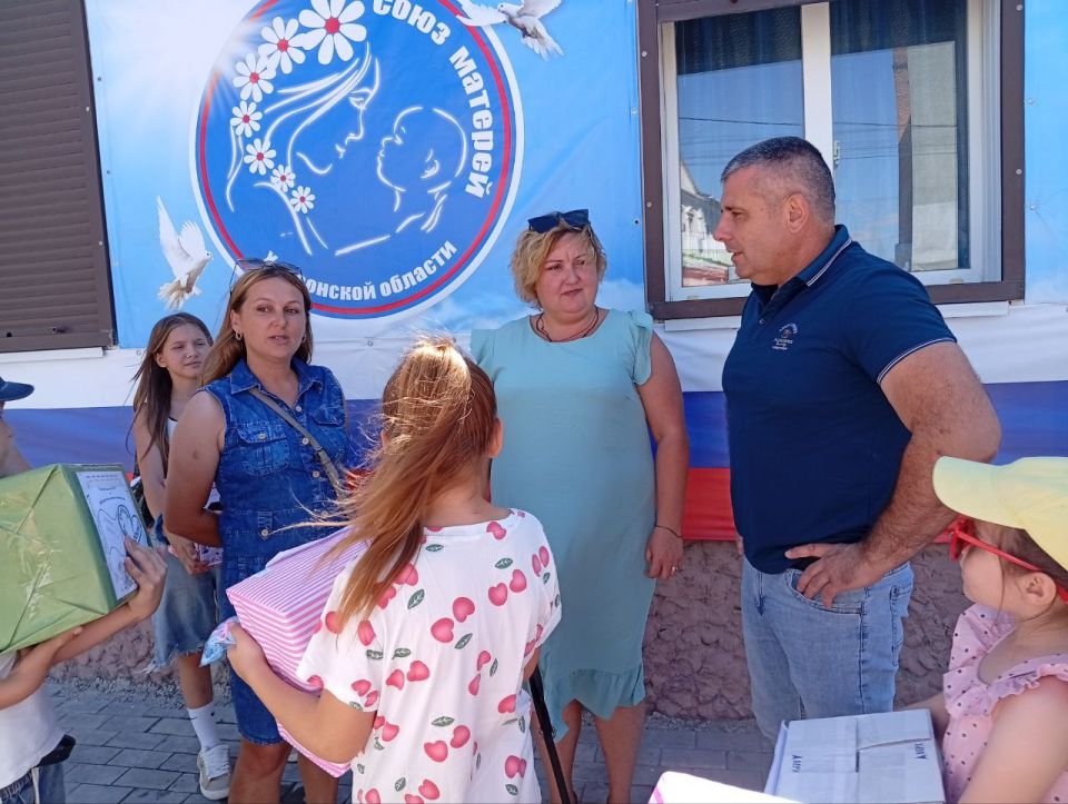 Воспитанники Новомихайловского дома культуры получили подарки из Краснодарского края Воспитанники Новомихайловского дома культуры получили подарки из Краснодарского края
