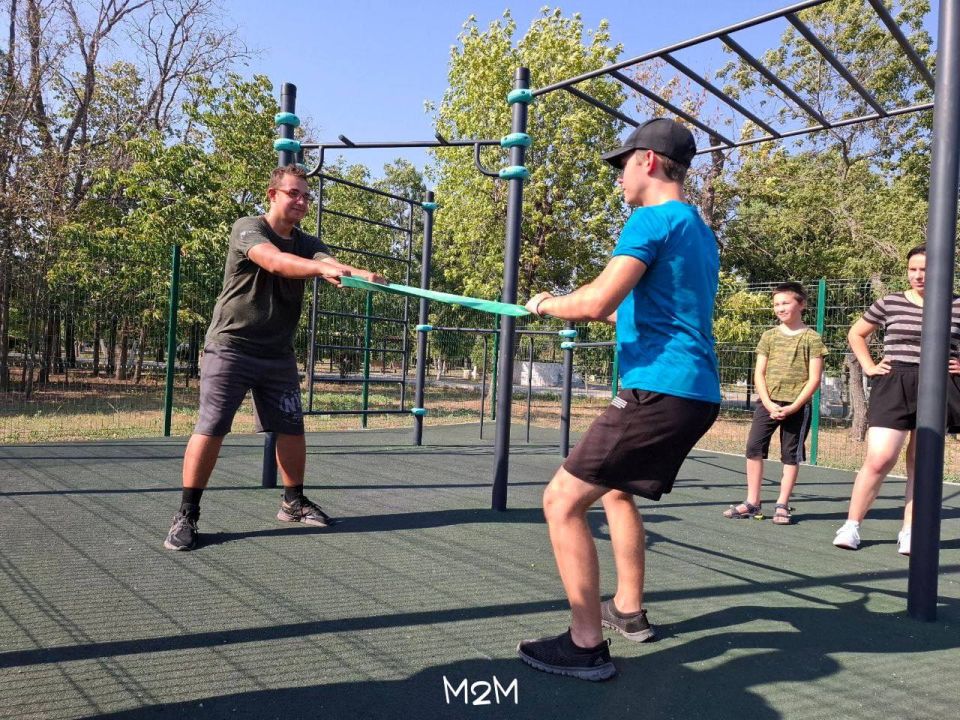 #РСОпроСПОРТ. Комиссар студенческих отрядов Херсонской области Макар Рустам, провёл тренировку с фитнес резинками для бойцов РСО и активистов Юнармии! 30 июля в парке культуры и отдыха имени Шевченко состоялась тренировка с... #РСОпроСПОРТ. Комиссар студенческих отрядов Херсонской области Макар Рустам, провёл тренировку с фитнес резинками для бойцов РСО и активистов Юнармии! 30 июля в парке культуры и отдыха имени Шевченко состоялась тренировка с...