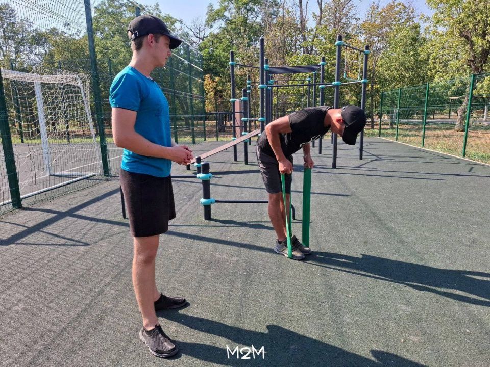 #РСОпроСПОРТ. Комиссар студенческих отрядов Херсонской области Макар Рустам, провёл тренировку с фитнес резинками для бойцов РСО и активистов Юнармии! 30 июля в парке культуры и отдыха имени Шевченко состоялась тренировка с... #РСОпроСПОРТ. Комиссар студенческих отрядов Херсонской области Макар Рустам, провёл тренировку с фитнес резинками для бойцов РСО и активистов Юнармии! 30 июля в парке культуры и отдыха имени Шевченко состоялась тренировка с...