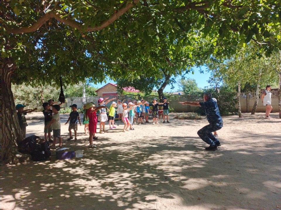 Сотрудники Херсонского ЛО МВД России на транспорте провели акцию «Зарядка со стражем порядка» в Счастливцевском детском саду Сотрудники Херсонского ЛО МВД России на транспорте провели акцию «Зарядка со стражем порядка» в Счастливцевском детском саду