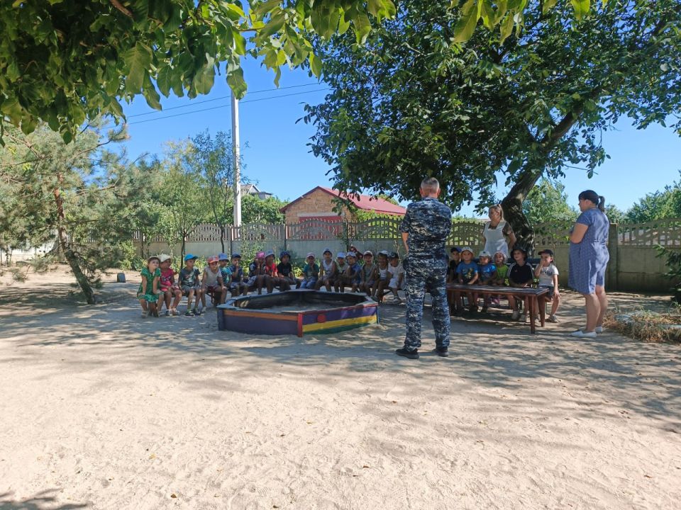 Сотрудники Херсонского ЛО МВД России на транспорте провели акцию «Зарядка со стражем порядка» в Счастливцевском детском саду