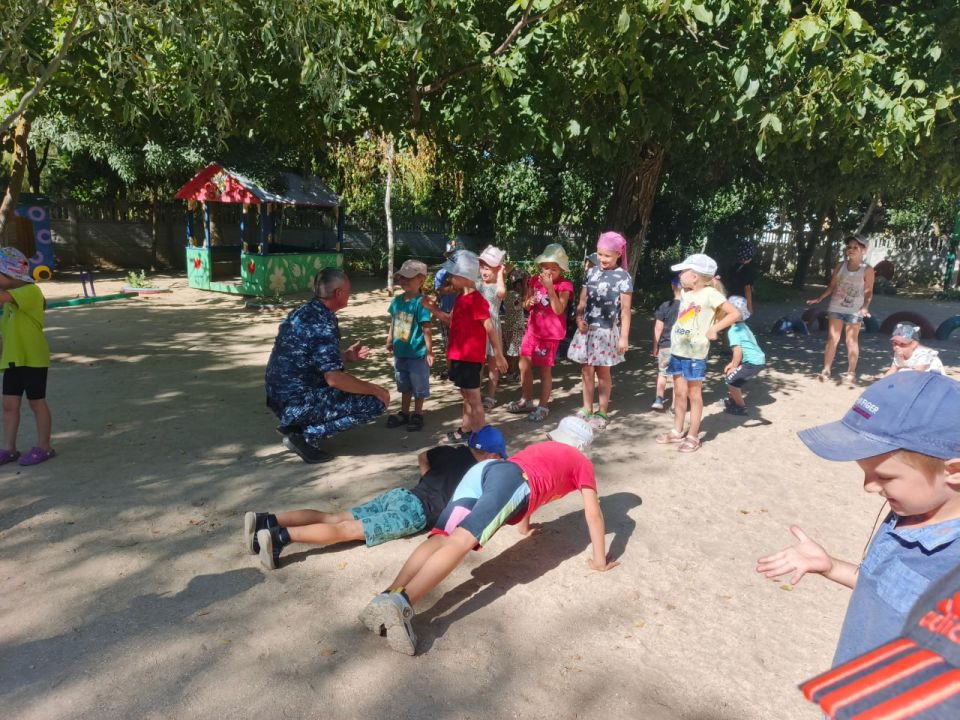 Сотрудники Херсонского ЛО МВД России на транспорте провели акцию «Зарядка со стражем порядка» в Счастливцевском детском саду Сотрудники Херсонского ЛО МВД России на транспорте провели акцию «Зарядка со стражем порядка» в Счастливцевском детском саду