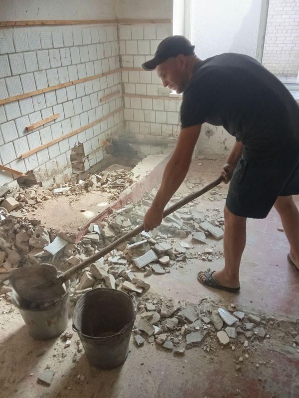 Аварийно-ремонтная бригада Псковской области приступила к ремонту санузлов в Новодмитровской школе Ивановского МО Аварийно-ремонтная бригада Псковской области приступила к ремонту санузлов в Новодмитровской школе Ивановского МО