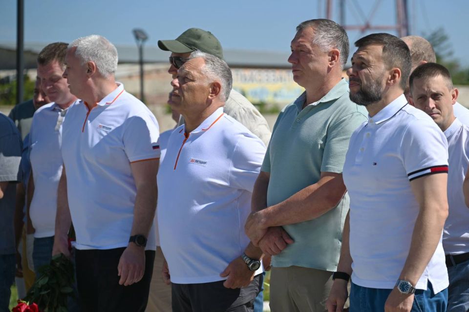 Марат Хуснуллин: В Волновахе открыли монумент «Памяти Героев-дорожников» Марат Хуснуллин: В Волновахе открыли монумент «Памяти Героев-дорожников»