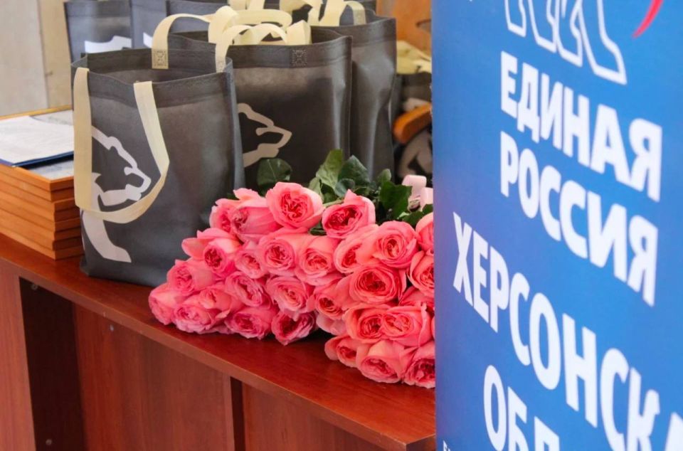 Совместно с коллегами - депутатами фракции «Единая Россия» поздравили лучших железнодорожников Херсонской области Совместно с коллегами - депутатами фракции «Единая Россия» поздравили лучших железнодорожников Херсонской области
