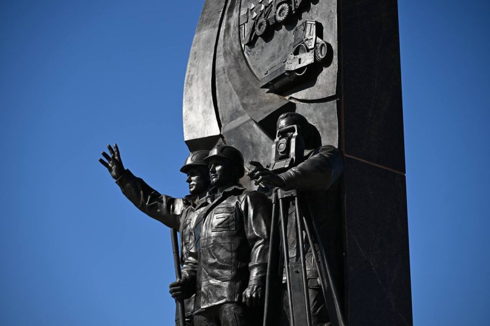 Марат Хуснуллин: В Волновахе открыли монумент «Памяти Героев-дорожников» Марат Хуснуллин: В Волновахе открыли монумент «Памяти Героев-дорожников»