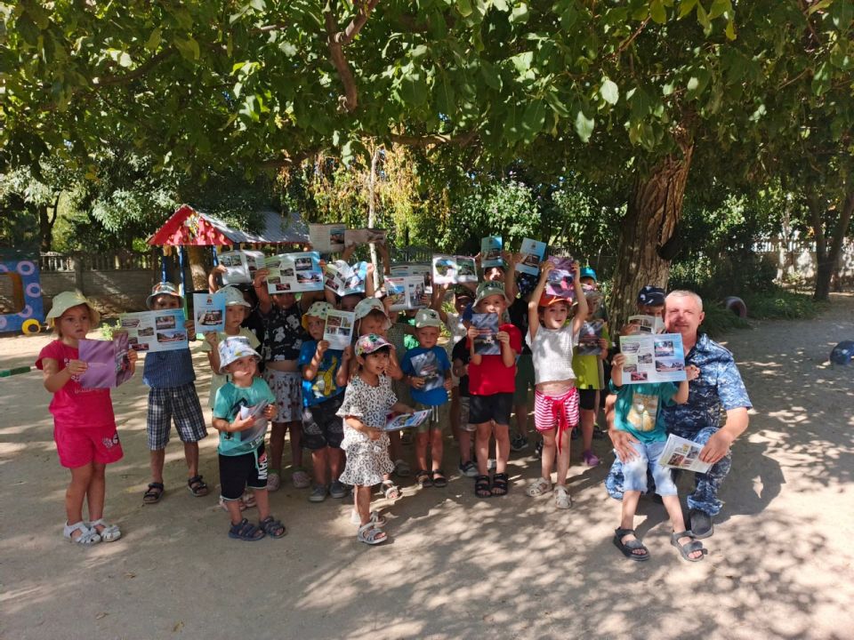 Сотрудники Херсонского ЛО МВД России на транспорте провели акцию «Зарядка со стражем порядка» в Счастливцевском детском саду Сотрудники Херсонского ЛО МВД России на транспорте провели акцию «Зарядка со стражем порядка» в Счастливцевском детском саду