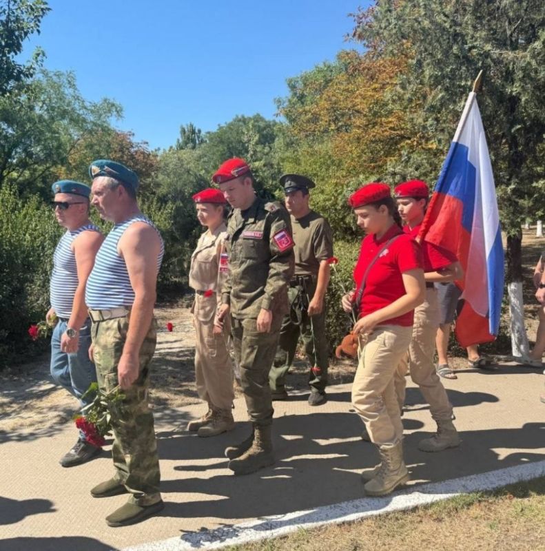 Сегодня, в 95-ю годовщину образования Воздушно-десантных войск, участники Юнармейских отрядов Генических школ с гордостью и достоинством несли Почетную Вахту Памяти на Посту номер 1 у мемориала "Черный тюльпан" в Геническом... Сегодня, в 95-ю годовщину образования Воздушно-десантных войск, участники Юнармейских отрядов Генических школ с гордостью и достоинством несли Почетную Вахту Памяти на Посту номер 1 у мемориала "Черный тюльпан" в Геническом...