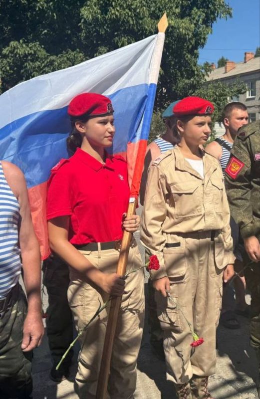 Сегодня, в 95-ю годовщину образования Воздушно-десантных войск, участники Юнармейских отрядов Генических школ с гордостью и достоинством несли Почетную Вахту Памяти на Посту номер 1 у мемориала "Черный тюльпан" в Геническом... Сегодня, в 95-ю годовщину образования Воздушно-десантных войск, участники Юнармейских отрядов Генических школ с гордостью и достоинством несли Почетную Вахту Памяти на Посту номер 1 у мемориала "Черный тюльпан" в Геническом...