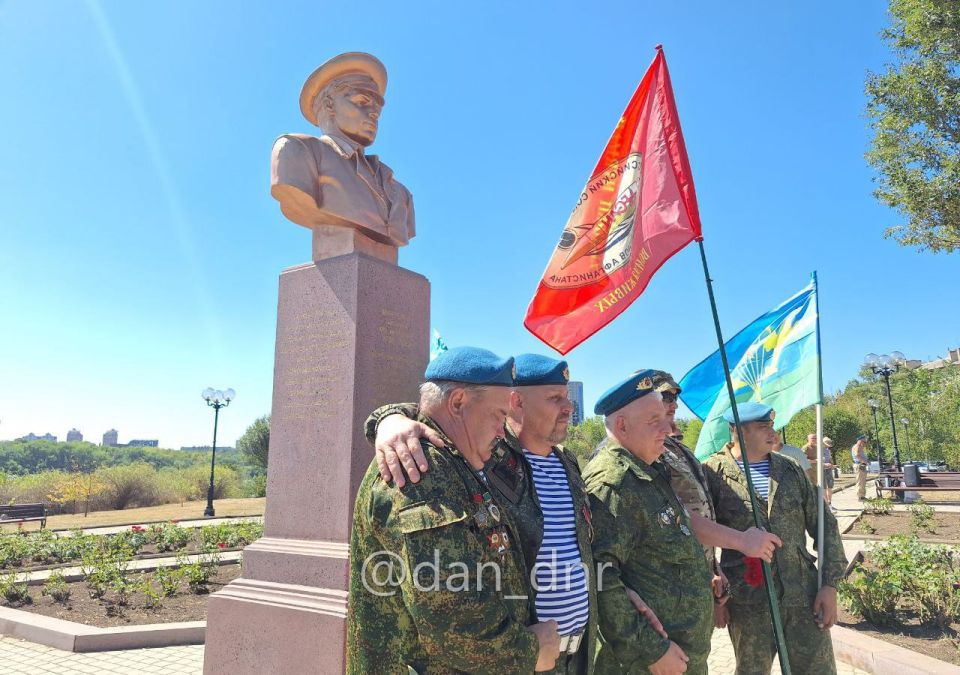 Без купания в фонтане. Десантники возложили цветы к бюсту Маргелова в Донецке Без купания в фонтане. Десантники возложили цветы к бюсту Маргелова в Донецке