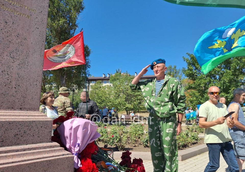 Без купания в фонтане. Десантники возложили цветы к бюсту Маргелова в Донецке Без купания в фонтане. Десантники возложили цветы к бюсту Маргелова в Донецке