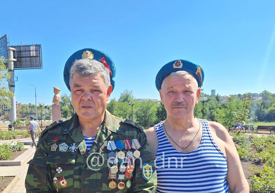 Без купания в фонтане. Десантники возложили цветы к бюсту Маргелова в Донецке Без купания в фонтане. Десантники возложили цветы к бюсту Маргелова в Донецке