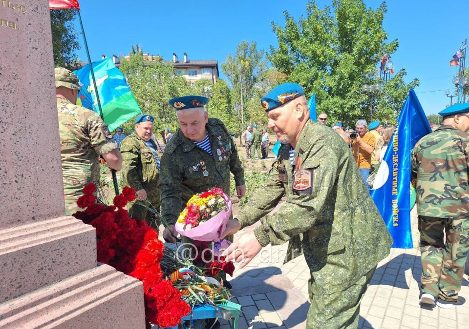 Без купания в фонтане. Десантники возложили цветы к бюсту Маргелова в Донецке Без купания в фонтане. Десантники возложили цветы к бюсту Маргелова в Донецке