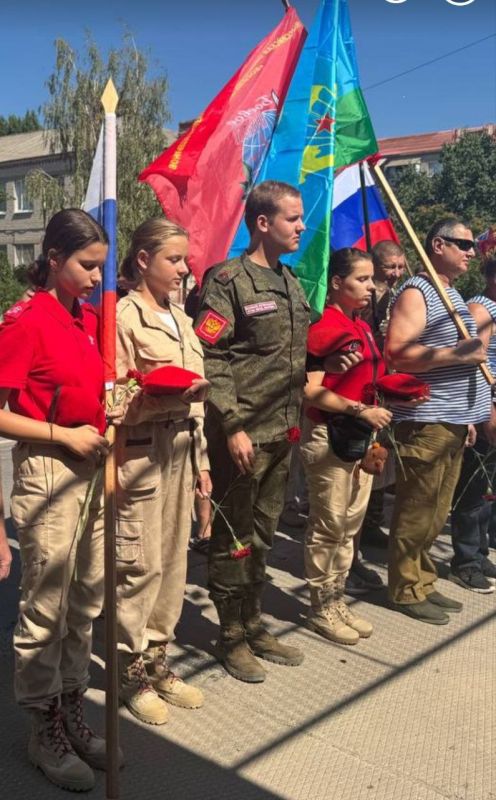 Сегодня, в 95-ю годовщину образования Воздушно-десантных войск, участники Юнармейских отрядов Генических школ с гордостью и достоинством несли Почетную Вахту Памяти на Посту номер 1 у мемориала "Черный тюльпан" в Геническом... Сегодня, в 95-ю годовщину образования Воздушно-десантных войск, участники Юнармейских отрядов Генических школ с гордостью и достоинством несли Почетную Вахту Памяти на Посту номер 1 у мемориала "Черный тюльпан" в Геническом...
