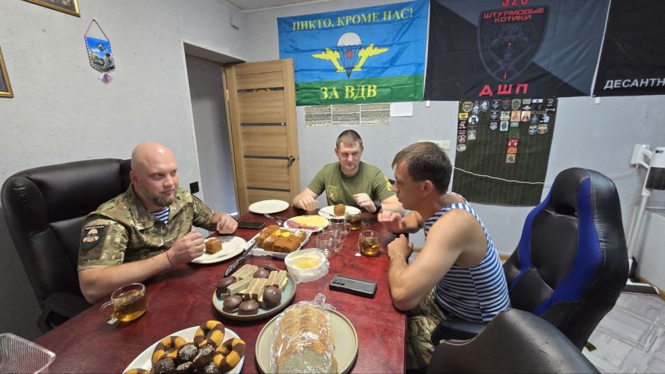 Рамиль Замалетдинов: Посетил расположение отдельной штурмовой роты 328-й гвардейского десантно-штурмового полка «Штурмовые котики» Рамиль Замалетдинов: Посетил расположение отдельной штурмовой роты 328-й гвардейского десантно-штурмового полка «Штурмовые котики»