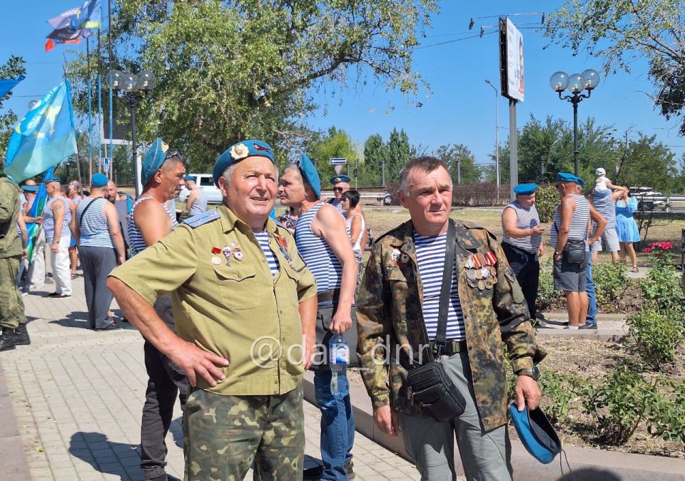 Без купания в фонтане. Десантники возложили цветы к бюсту Маргелова в Донецке Без купания в фонтане. Десантники возложили цветы к бюсту Маргелова в Донецке