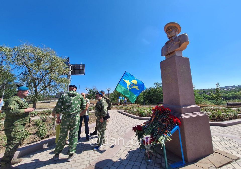 Без купания в фонтане. Десантники возложили цветы к бюсту Маргелова в Донецке Без купания в фонтане. Десантники возложили цветы к бюсту Маргелова в Донецке