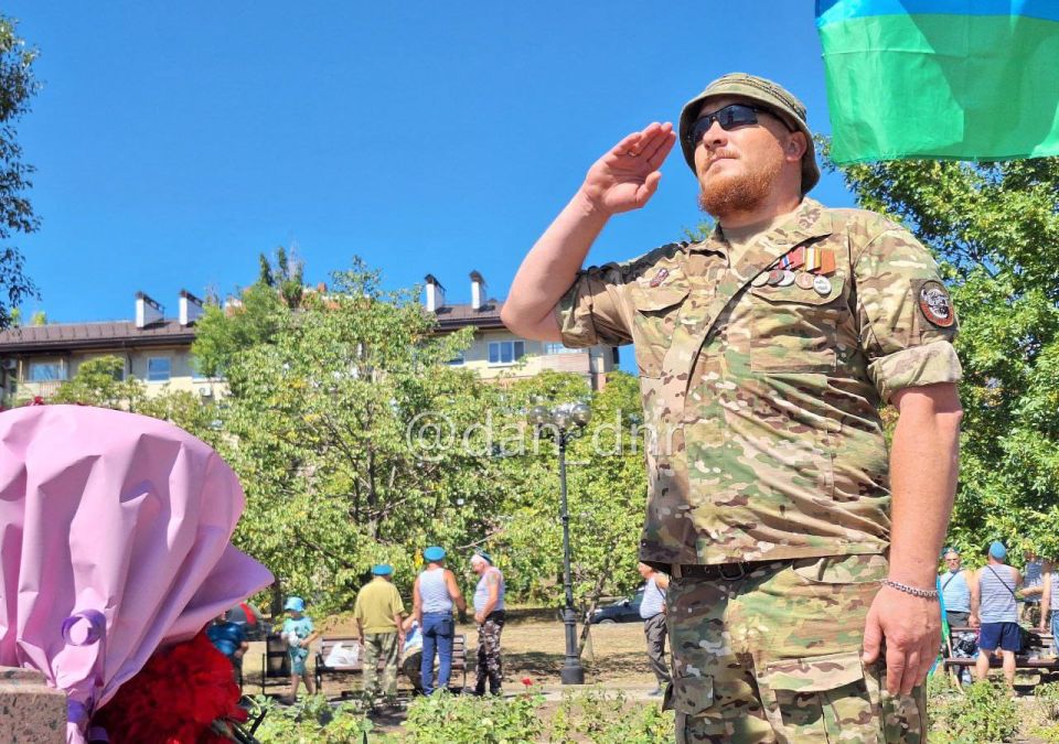 Без купания в фонтане. Десантники возложили цветы к бюсту Маргелова в Донецке Без купания в фонтане. Десантники возложили цветы к бюсту Маргелова в Донецке