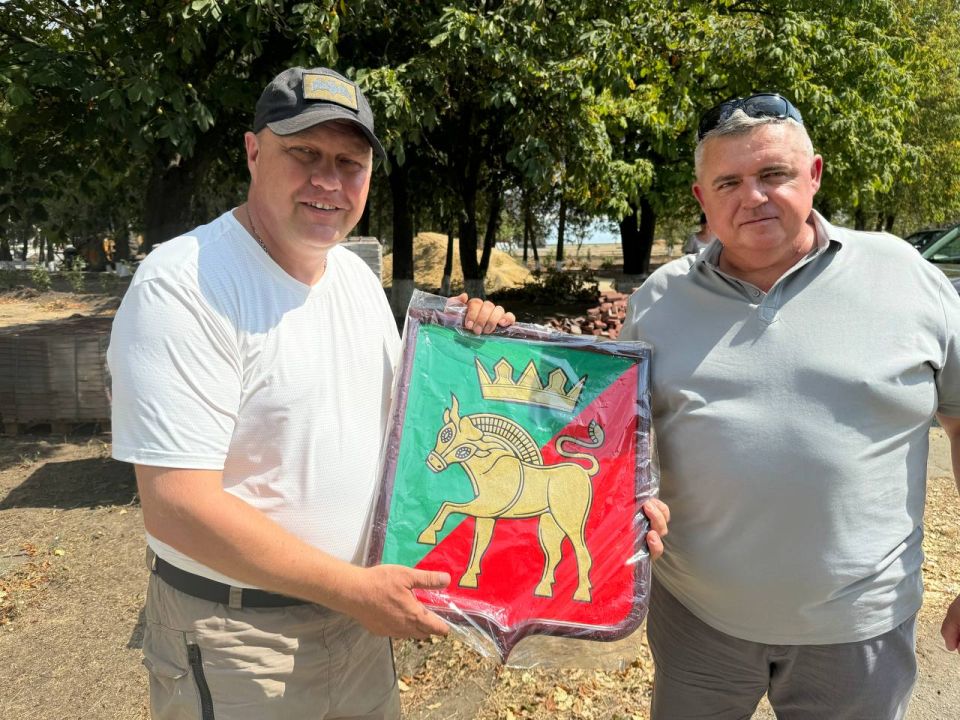 Игорь Кастюкевич: Глава муниципального района Нижние Серогозы Херсонской области Владислав Никитенко, подарил мне герб района Игорь Кастюкевич: Глава муниципального района Нижние Серогозы Херсонской области Владислав Никитенко, подарил мне герб района