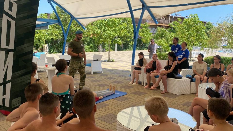 Ко Дню ВДВ "Единая Россия" организовала занятие по тактической медицине в Херсонской области Ко Дню ВДВ "Единая Россия" организовала занятие по тактической медицине в Херсонской области
