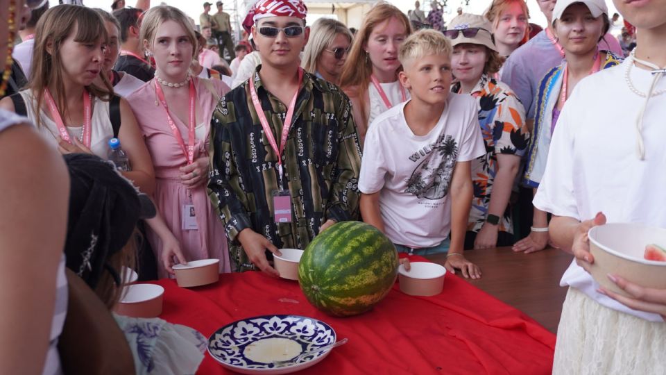 Участники «Тавриды.Арт» узнали, как посадить арбуз из Херсонской области Участники «Тавриды.Арт» узнали, как посадить арбуз из Херсонской области