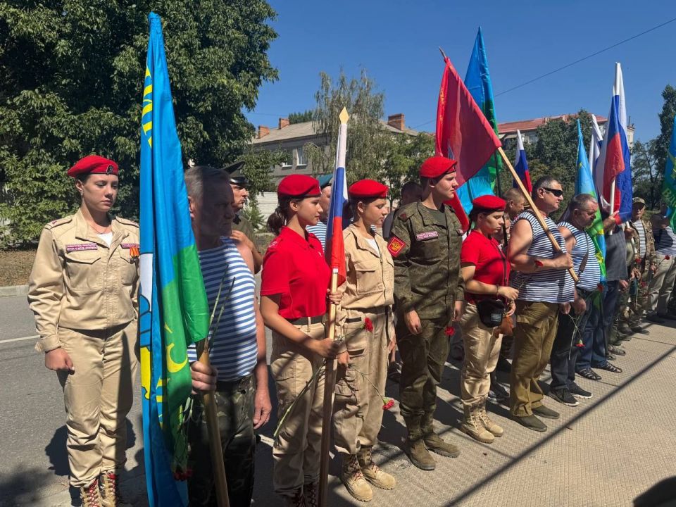 Сегодня, в 95-ю годовщину образования Воздушно-десантных войск, участники Юнармейских отрядов Генических школ с гордостью и достоинством несли Почетную Вахту Памяти на Посту номер 1 у мемориала "Черный тюльпан" в Геническом... Сегодня, в 95-ю годовщину образования Воздушно-десантных войск, участники Юнармейских отрядов Генических школ с гордостью и достоинством несли Почетную Вахту Памяти на Посту номер 1 у мемориала "Черный тюльпан" в Геническом...