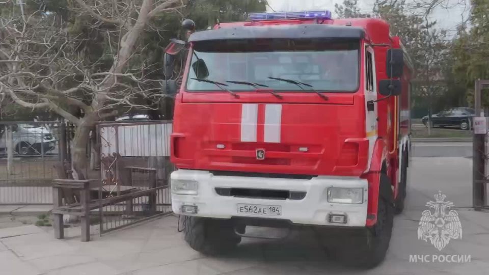 О том, какие боевые задачи выполняют сотрудники службы пожаротушения МЧС Херсонской области смотри в