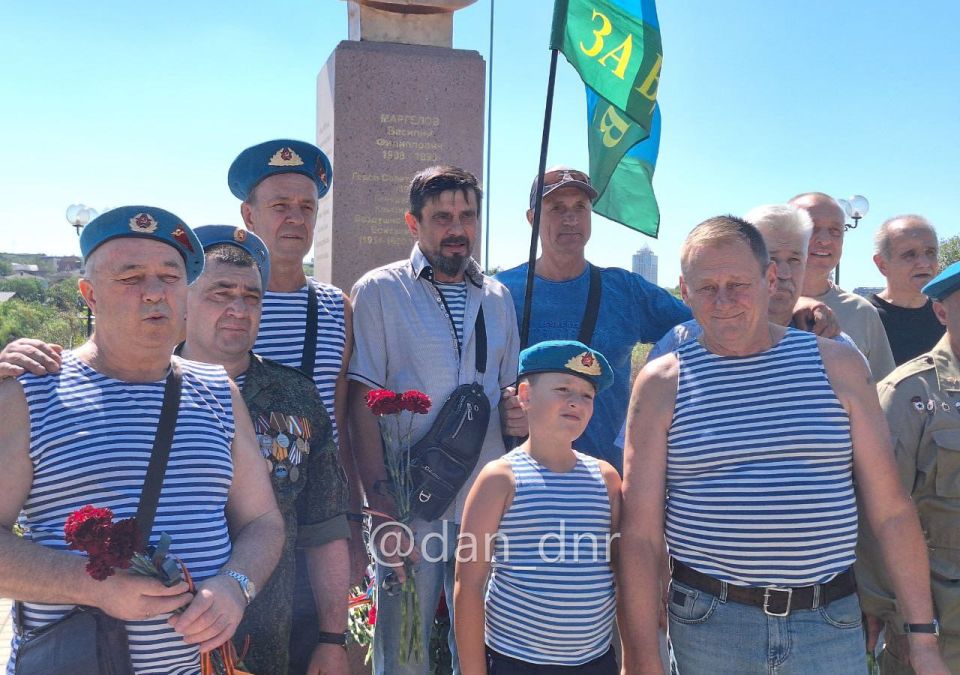 Без купания в фонтане. Десантники возложили цветы к бюсту Маргелова в Донецке Без купания в фонтане. Десантники возложили цветы к бюсту Маргелова в Донецке
