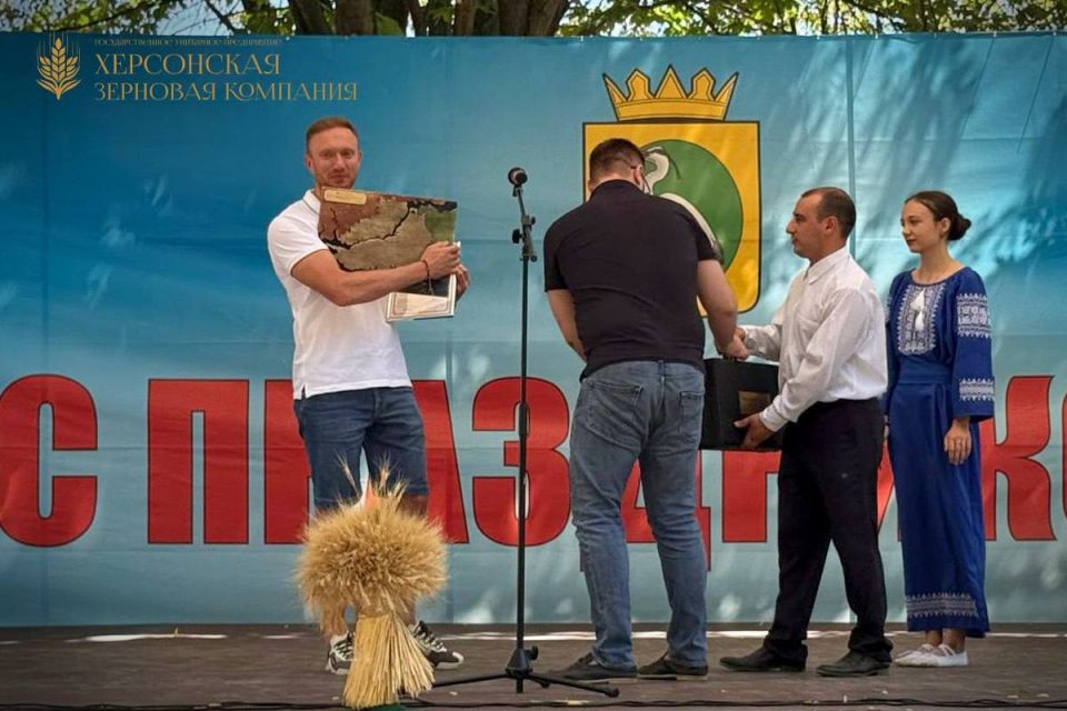 Руководитель Херсонской зерновой компании наградил участников фестиваля «Золото Таврии» Руководитель Херсонской зерновой компании наградил участников фестиваля «Золото Таврии»