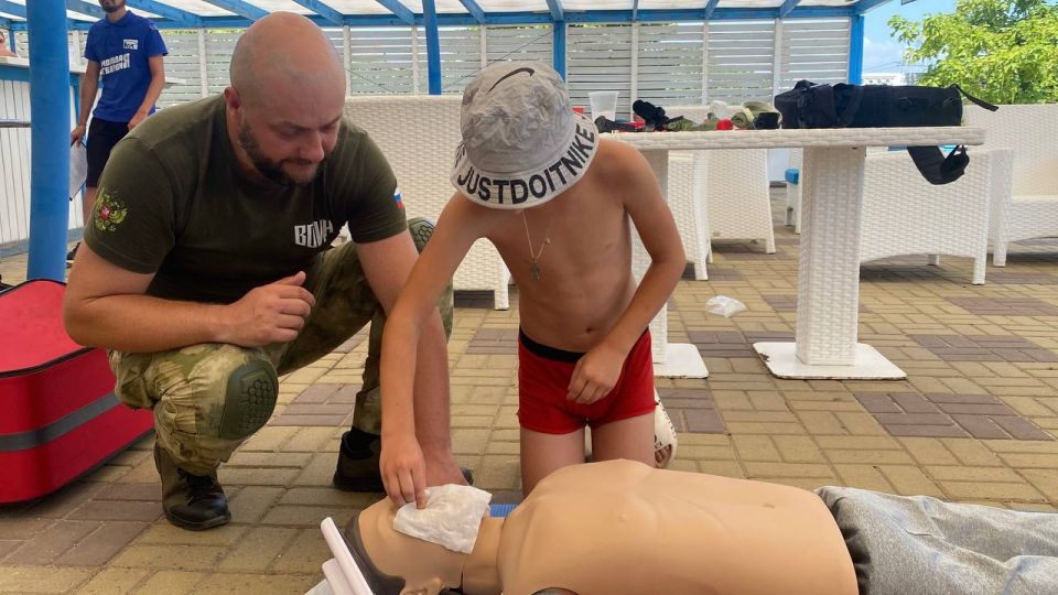 Ко Дню ВДВ "Единая Россия" организовала занятие по тактической медицине в Херсонской области Ко Дню ВДВ "Единая Россия" организовала занятие по тактической медицине в Херсонской области