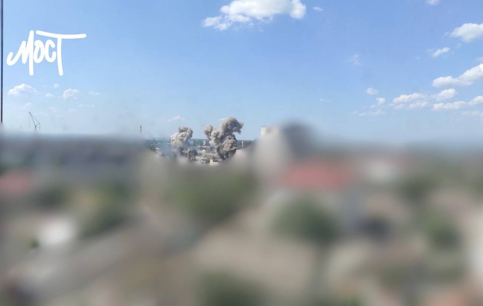 По мосту в Херсоне и его окрестностям добавили еще несколько бомб и снарядов По мосту в Херсоне и его окрестностям добавили еще несколько бомб и снарядов